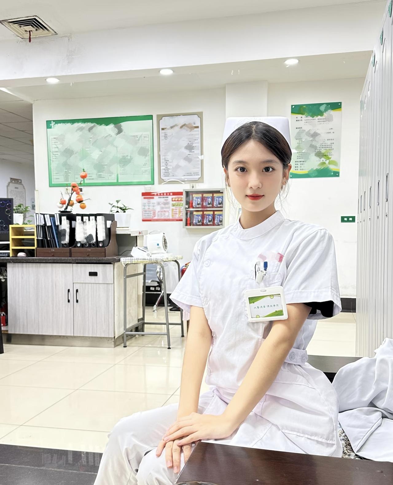 昨天，我的一位漂亮的女同事，喝下一整瓶安眠药，长眠走了。她是我们医院的护士，才3