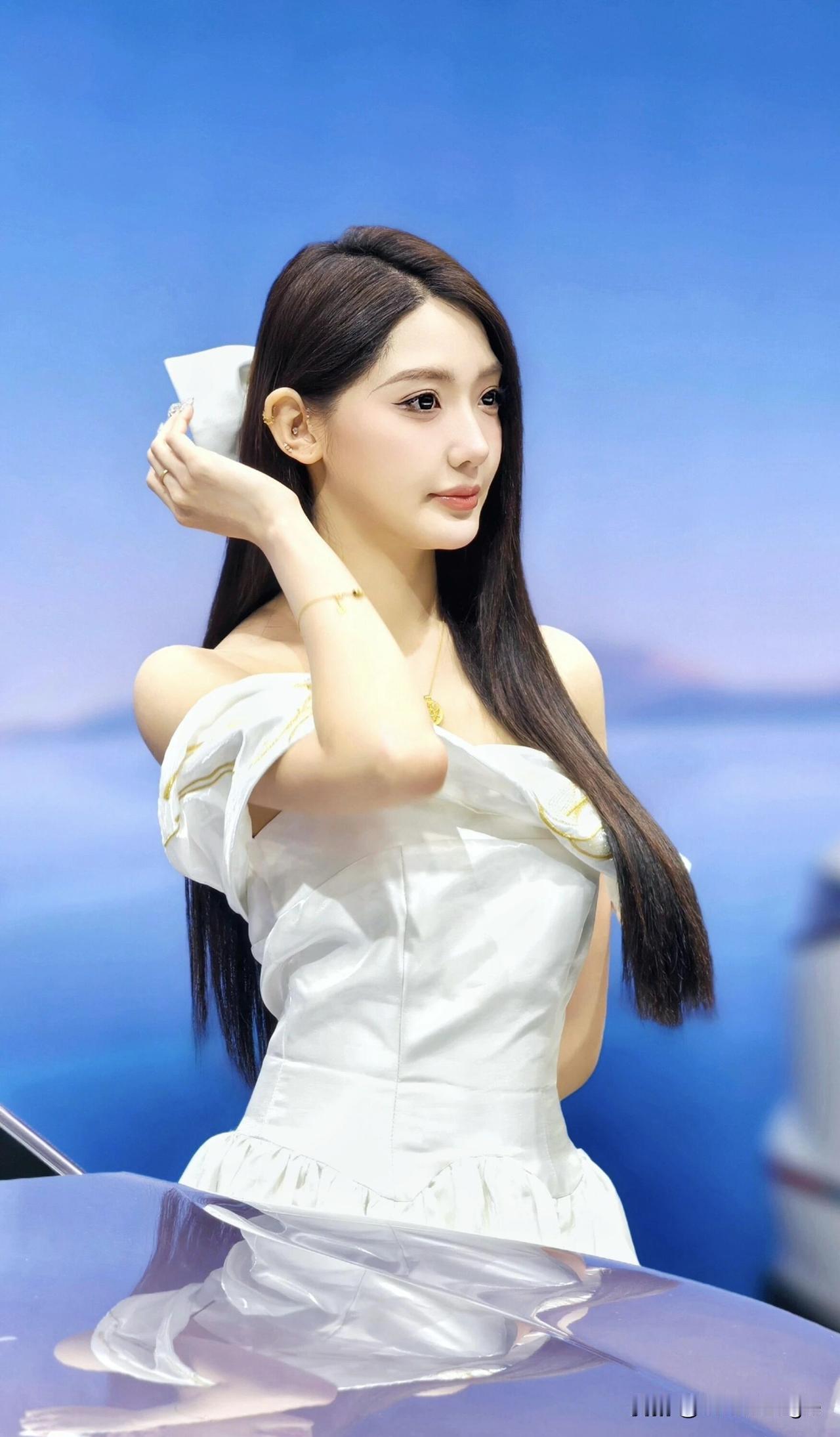 甜美心型手势，优雅白裙，少女心满满💖