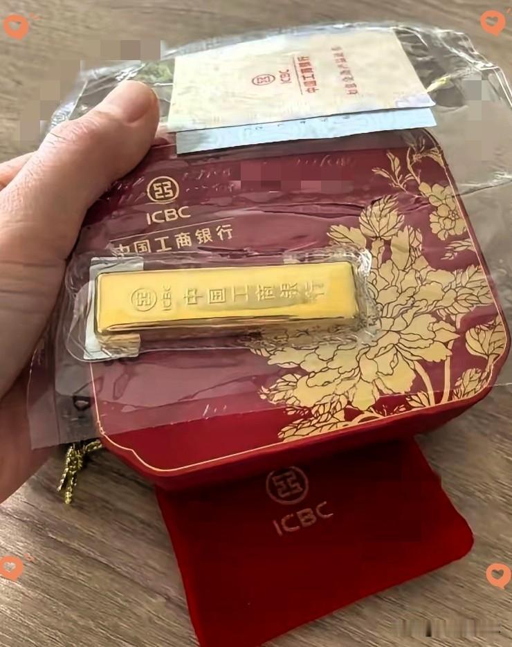 大量持有黄金的人，估计现在已经彻底坐不住了，7月24日，金价已经从885一克