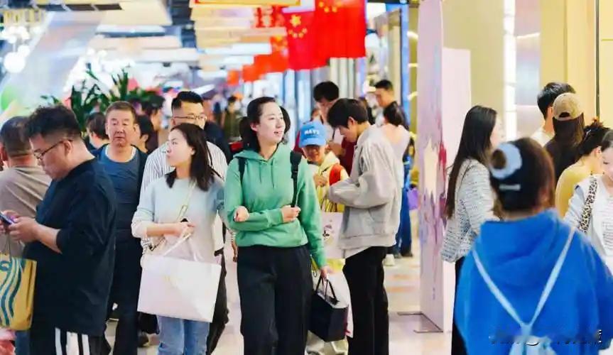为什么要刺激穷人消费，而不是刺激富人消费？因为说白了，富人赚钱容易花钱难，而只有