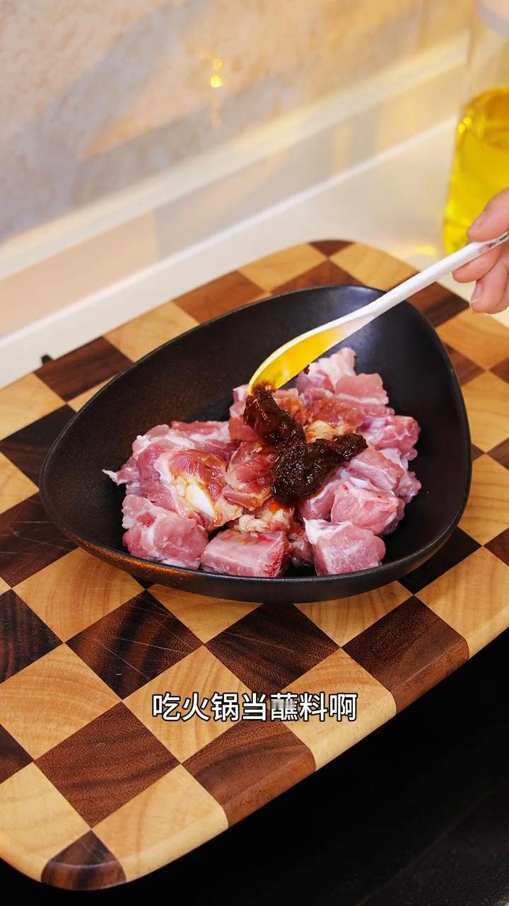 真的一滴水都不用加，这样做出来的排骨刚好脱骨，又香又入味，非常好吃。·排骨砍小