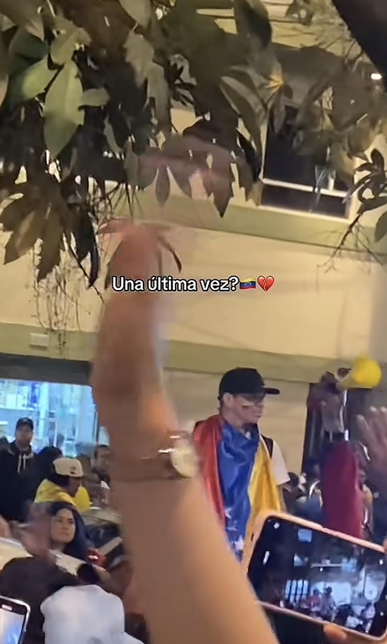 委内瑞拉国民彻底疯狂了，美国的军舰与潜水艇才就位，还没开始动手攻击，他们就急着成