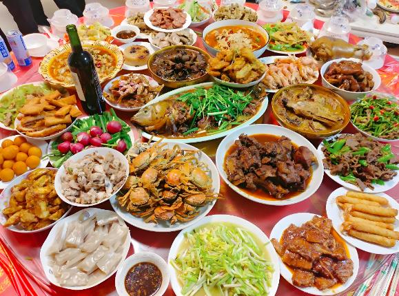 别人都不理解我爸妈，他们跟其他人不一样。谁家过年回家不走亲访友的，就图个热热闹闹