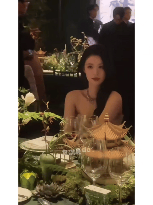 看见林更新、王楚然出席活动，面对闪光灯都翻车[捂脸哭]一个眨眼卖萌成小猫，一个闭眼