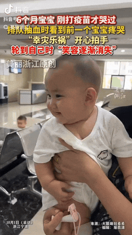 浙江宁波，一6个月的宝宝去打疫苗“撕心裂肺”地哭，没有想到的是，宝宝在下来排队抽