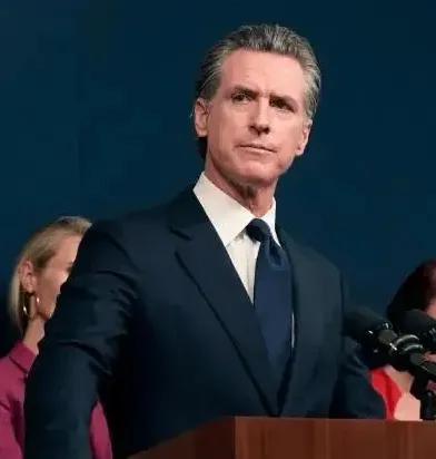 民主党为了推出下一任总统和赢得中期选举，也是拼了，竟然不惜制造一场“暴乱”。这