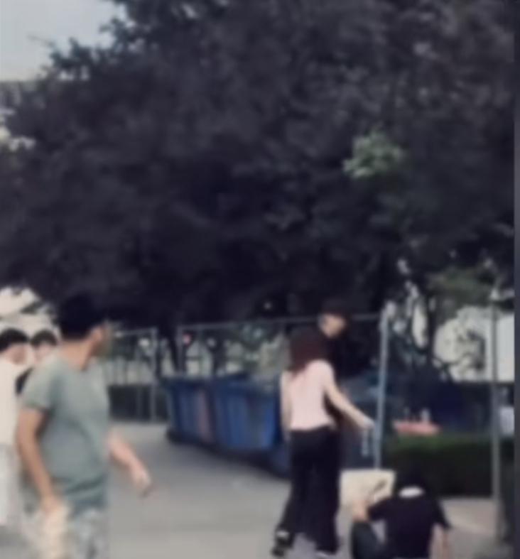 “爱到最后全凭良心！”。粉衣女生为了给异地恋男友惊喜，瞒着男生不远千里坐车来到他