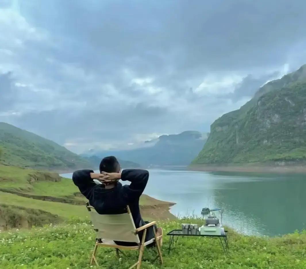 刷到个帖子说深圳有哥们月入五万，却十年不换手机，每天骑共享单车上班，剪头发只去小