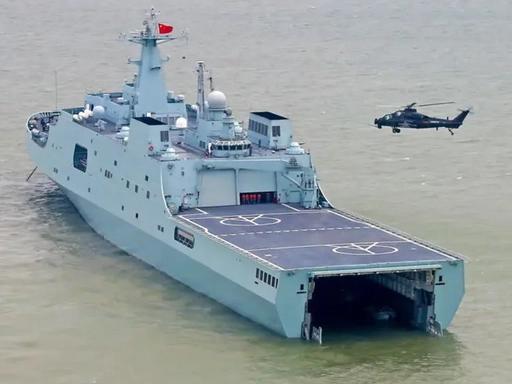 日本防卫省那帮"御用摄影师"这两天又忙活了——我海军安徽舰（075型两栖攻击舰）