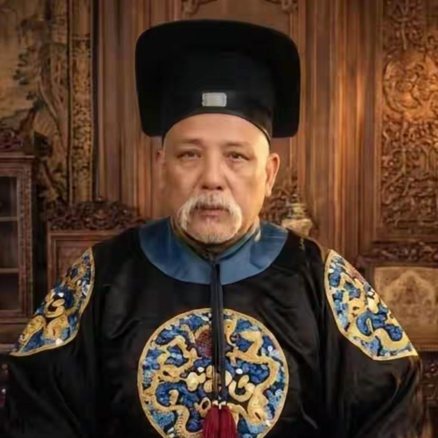 1916年袁世凯登基称帝真实影像，穿龙袍坐龙椅接受朝拜，好不威风。这帧影像