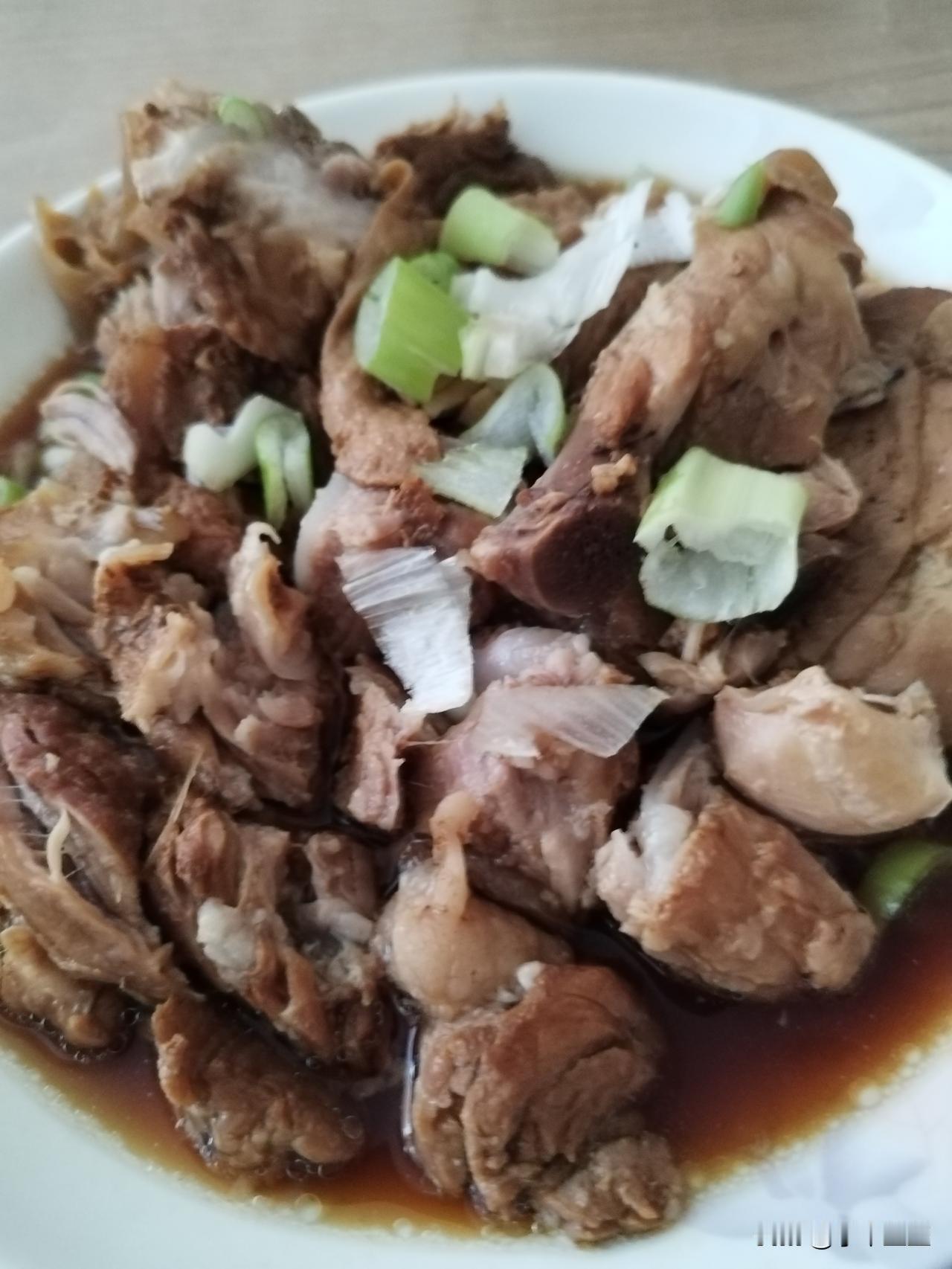 越来越会做饭了[呲牙笑]大热天用电饭煲炖猪脆骨加土鸡腿，调料也很简单，味极鲜，大