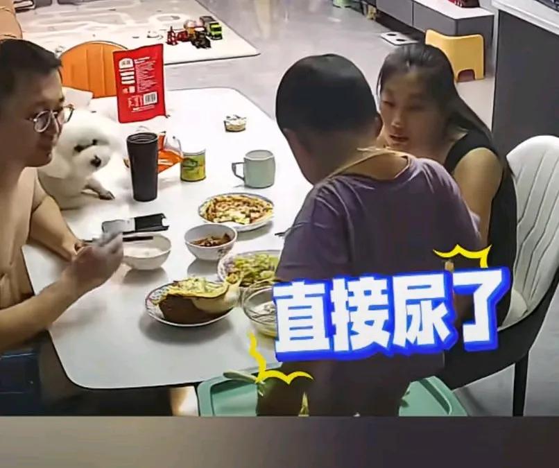 孩子吃饭时突然说想上厕所，爸爸还没听清楚说啥，结果下一秒直接尿碗里了，这下爸