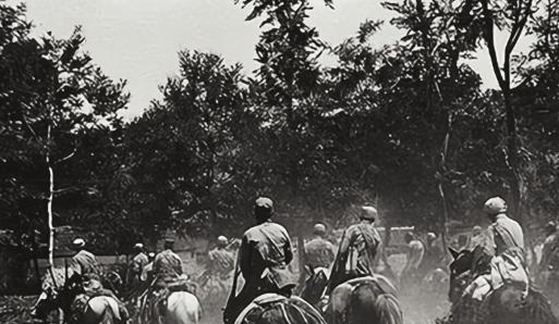1940年，八路军政委王季龙骑马时，忽然发现山梁上有闪光，他心头一震，表面上却若