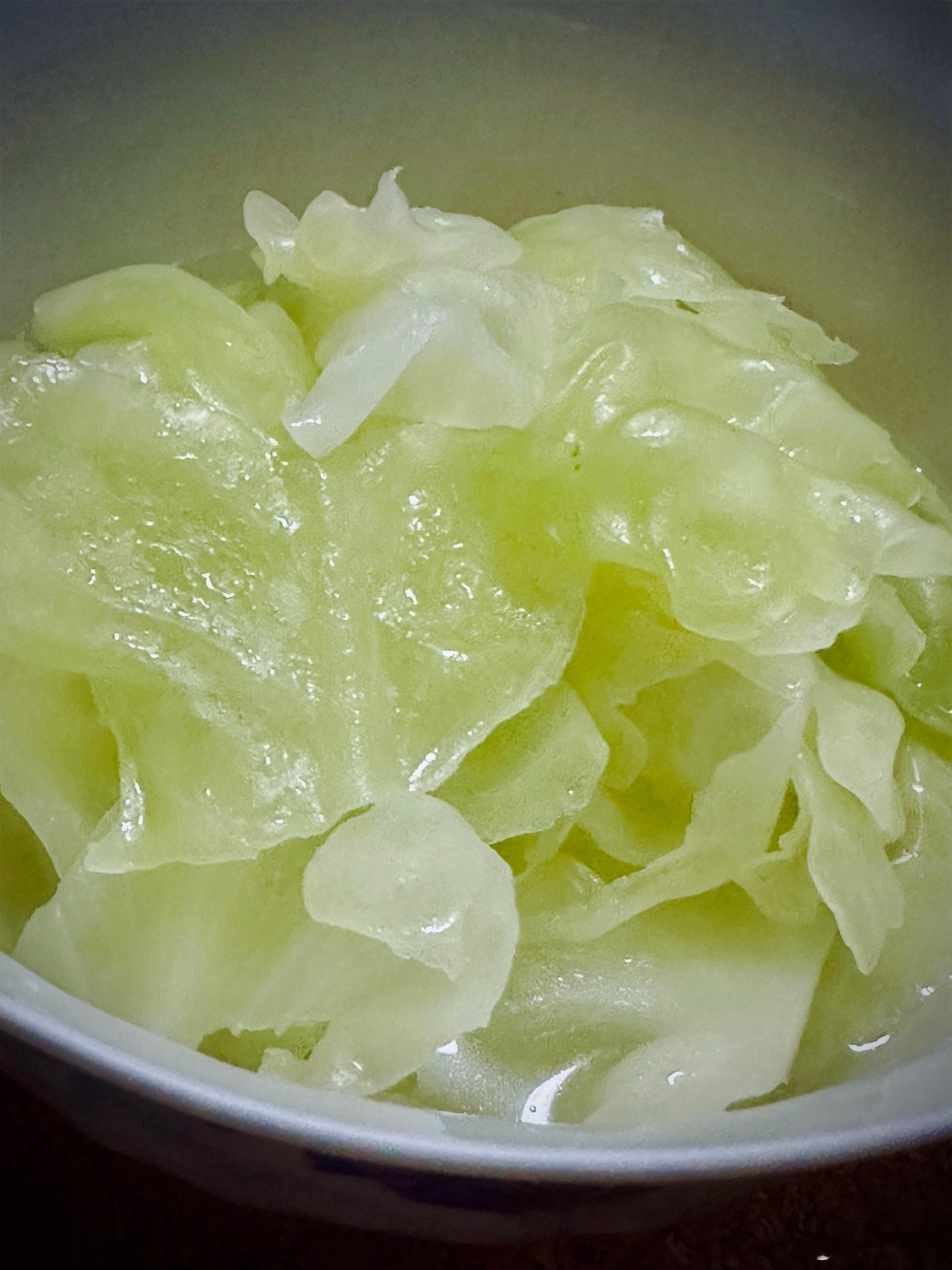 上海人不怎么喜欢吃卷心菜，但是好的卷心菜是真好吃，香、糯、甜，煮出来是透明感的淡