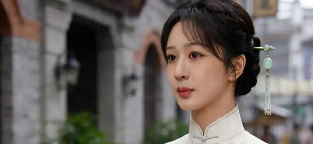 58岁皱纹贴脸，杨紫这次豁出去了特效妆每天凌晨三点开工，胶皮一层层叠，连手