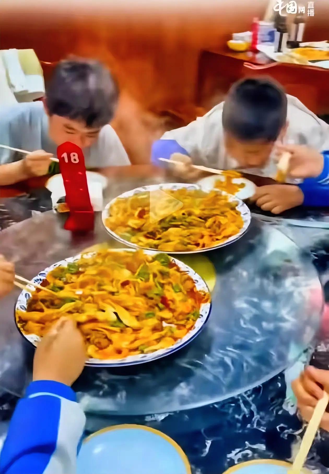 活该老板发财！陕西西安，3名初中生来吃面，只点了一份爆肚面，3个人合吃，老板看不