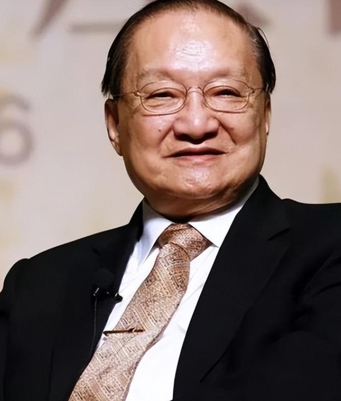 1946年，金庸回到阔别十年的老家海宁袁花镇，见到了父亲新娶的妻子，也就是他的继
