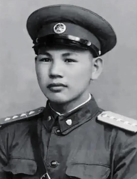 1945年，八路军在公路上伏击日军，由于敌人太多，排长便下令撤退，一个小