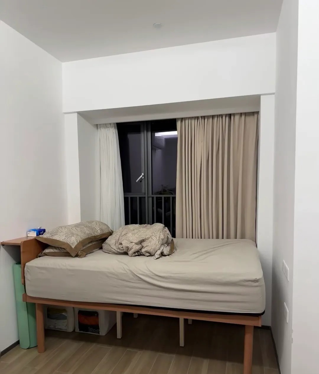 下周婆婆要来帮忙带孩子，家里没多余的床铺。老公在杂物房折腾半天，推开门瞬间，我顿