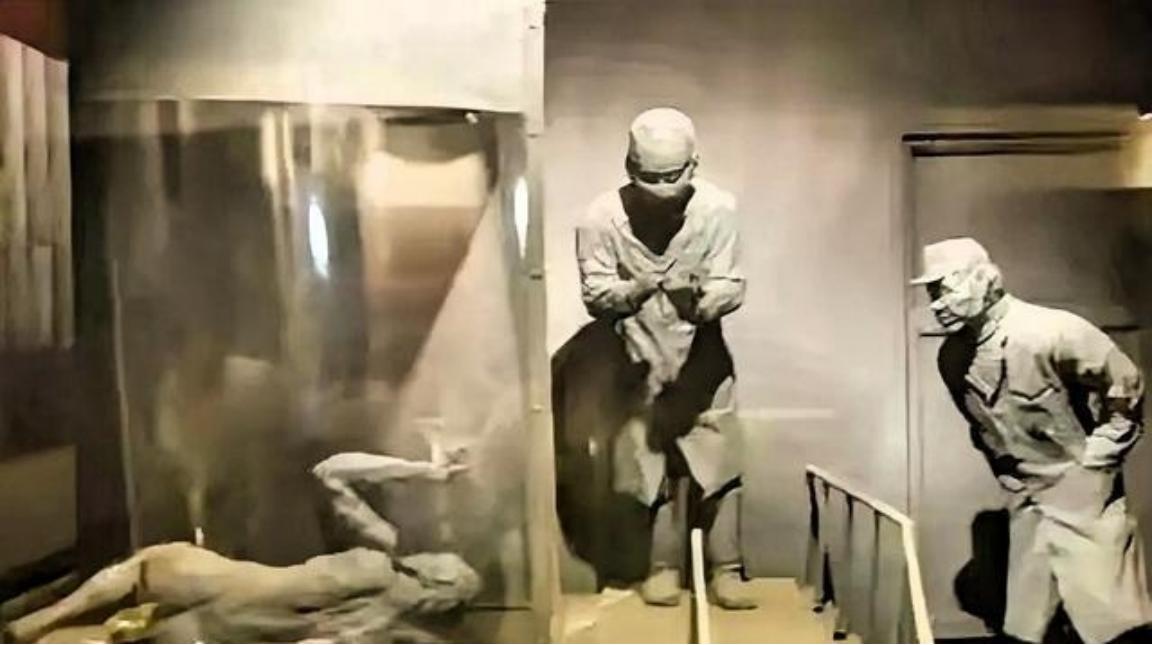 1938年，为了满足自己对女性生殖构造的好奇心，一鬼子军医让人把一女人使劲儿摁倒