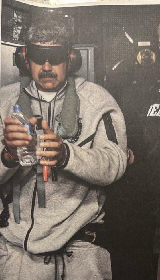 换了一身新的蓝色运动服，显得精神了很多。不再是耐克运动服了。戴了一顶抓绒帽，但脚