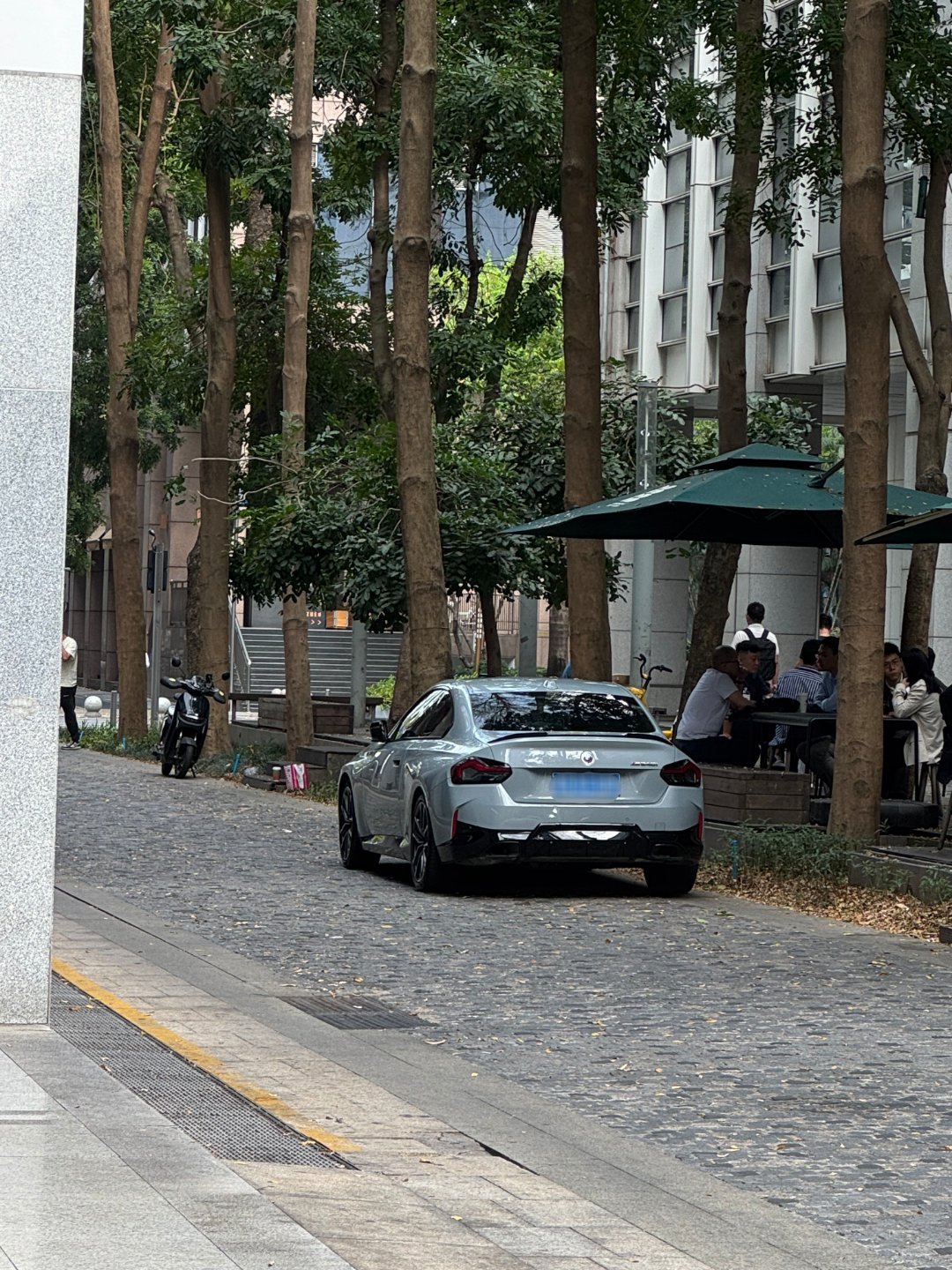 说真的，作为汽车摄影师，以前的爱好就是把车开到好看的地方，摆好，然后拍完再修图，