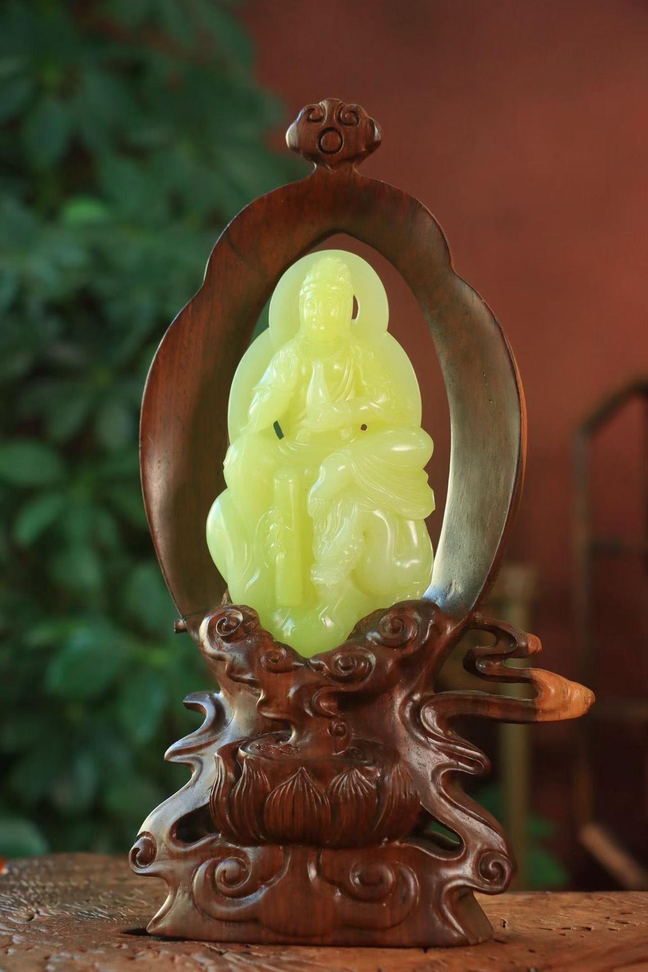 〈御龙观音·黄口·摆件〉精选新疆和田若羌黄口，鸡油黄，大师精雕，油润度十足～