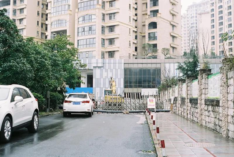 贵阳交建花园这事儿真让人无语。531户里506户抱团拒交一元一平的物业费，缴费比