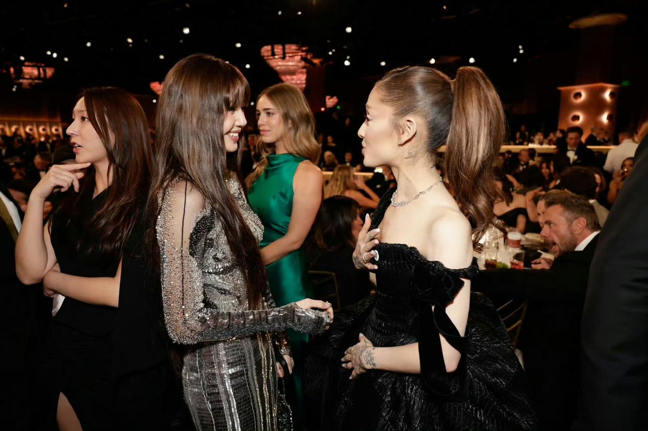 Lisa和A妹，美女同框，甚是养眼！