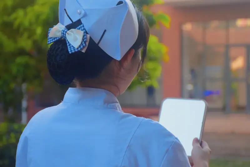 学护理的女孩，去了很远的城市。找到了一份很好的工作。女孩是大专学历。学的护