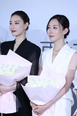 倪妮与朱洁静同框亮相上海兰蔻活动这合影看点多多呀首先，两大美女的鼻子长得很