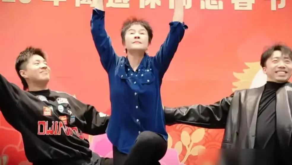 冯远征妻子72岁人艺翻筋斗，状态逆天，她是如何做到的？2026年2月12日，
