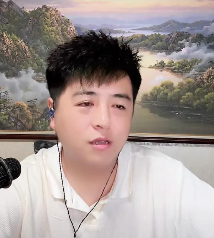 张伦巴昨天晚上半夜回到了哈尔滨，今天晚上在家里直播了，心情非常好，毕竟哈尔滨的温