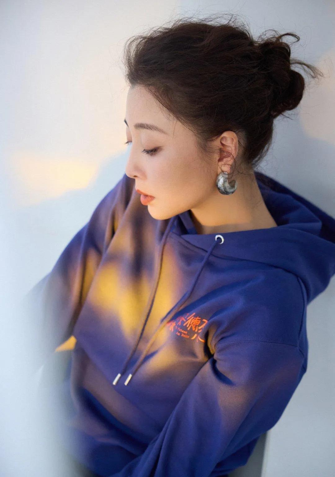 殷桃的状态我太喜欢了！宝蓝卫衣+微喇牛仔裤，松弛温柔又显气质，这才是冻龄女神的正