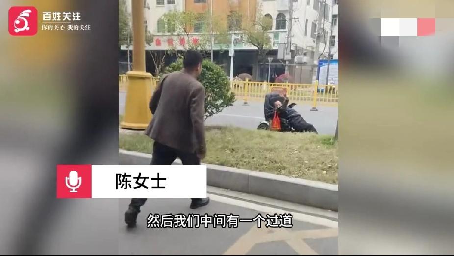 江西赣州，男医生发现马路中一残疾人滑出轮椅，他当时忙着接诊，就让诊所的一个男子去