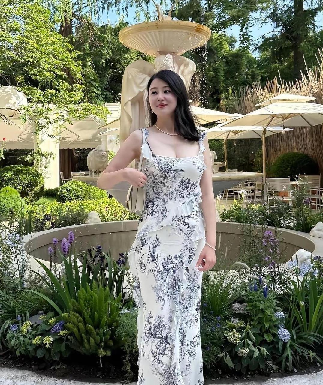 美女配美景！