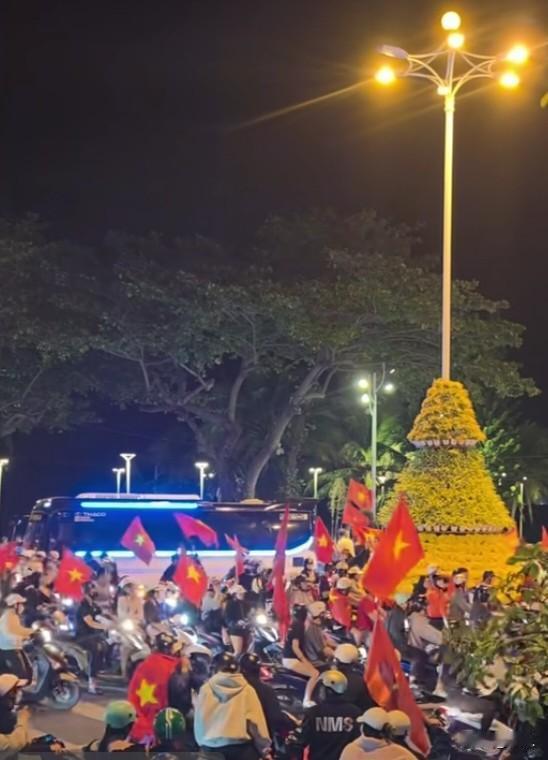 万万没想到被中国U23以3-0摁在地上摩擦的越南队，转头就给亚洲足坛来了出“惊天