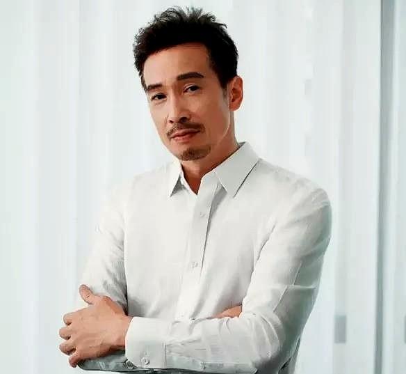 54岁的TVB视帝陈豪。无论你人脉再广，再有钱，也千万不要去选择做咖啡店的生意