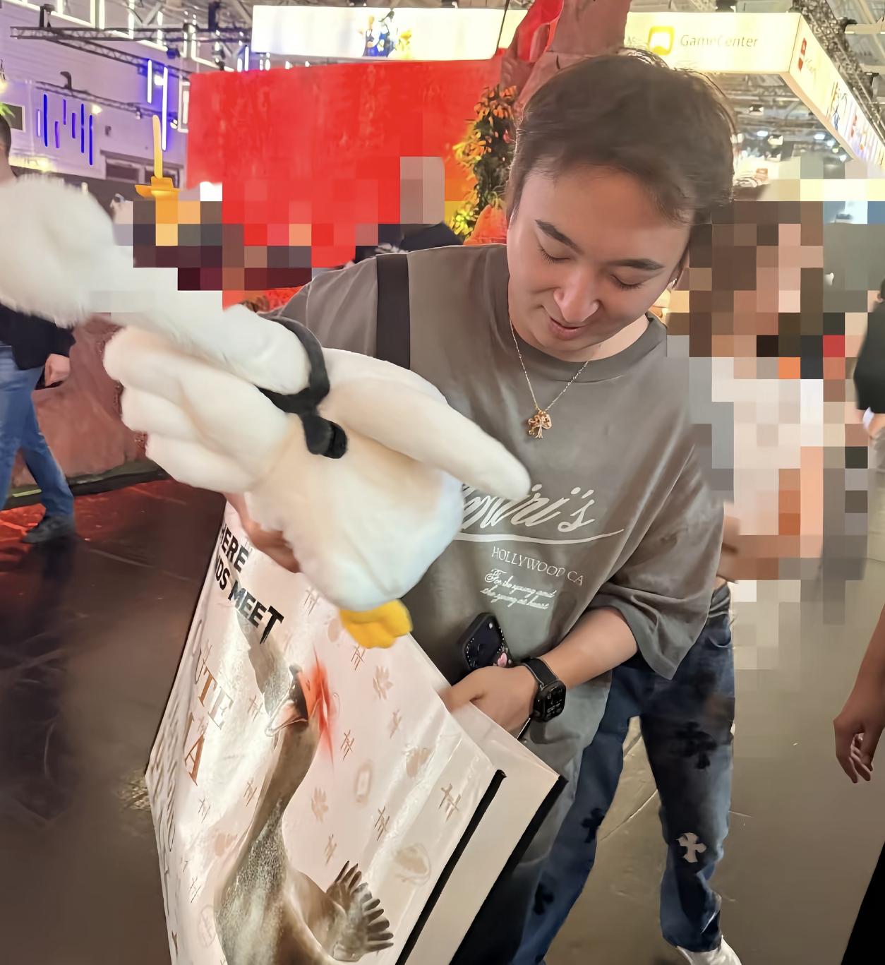 王思聪和女友懒懒在德国科隆游戏展，没有刻意打扮。头发随意，就像普通玩家一样。