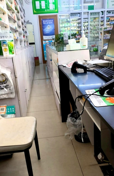 今天是星期六，我昨晚在上班的店发玩两个小男娃，大概18岁左右的样子，进入店，我问