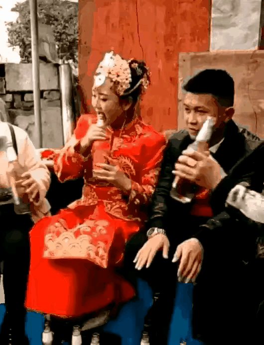 新娘子很享受这种感觉，但是坐在一边的新郎却若有所思，新娘子，以前到底是干什么职业