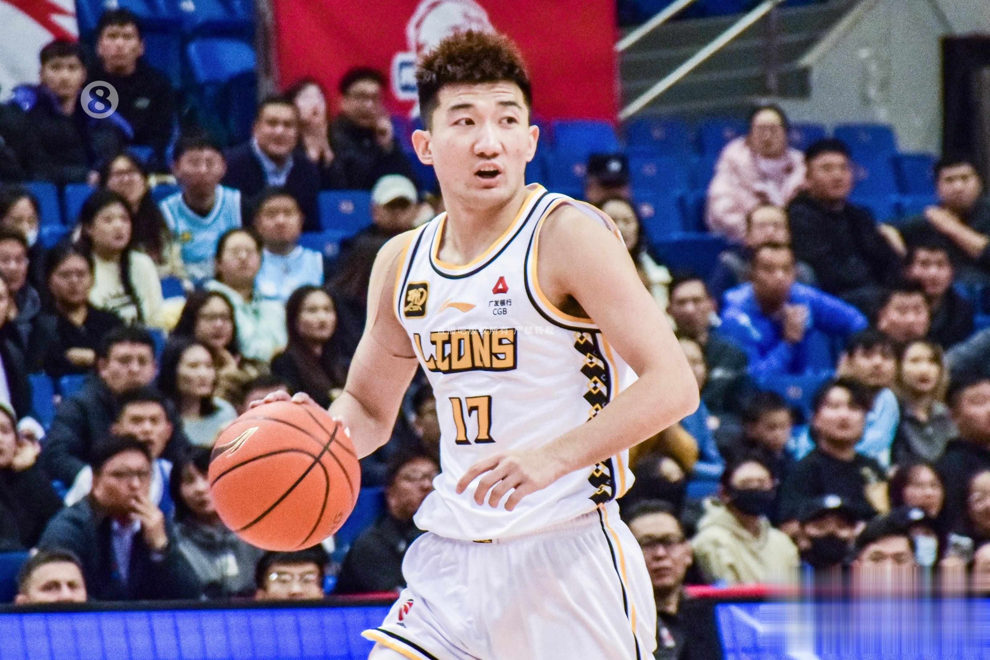 苏群: 孙铭徽带起广厦反击节奏 北京手段过于简单&主要靠赵睿突破