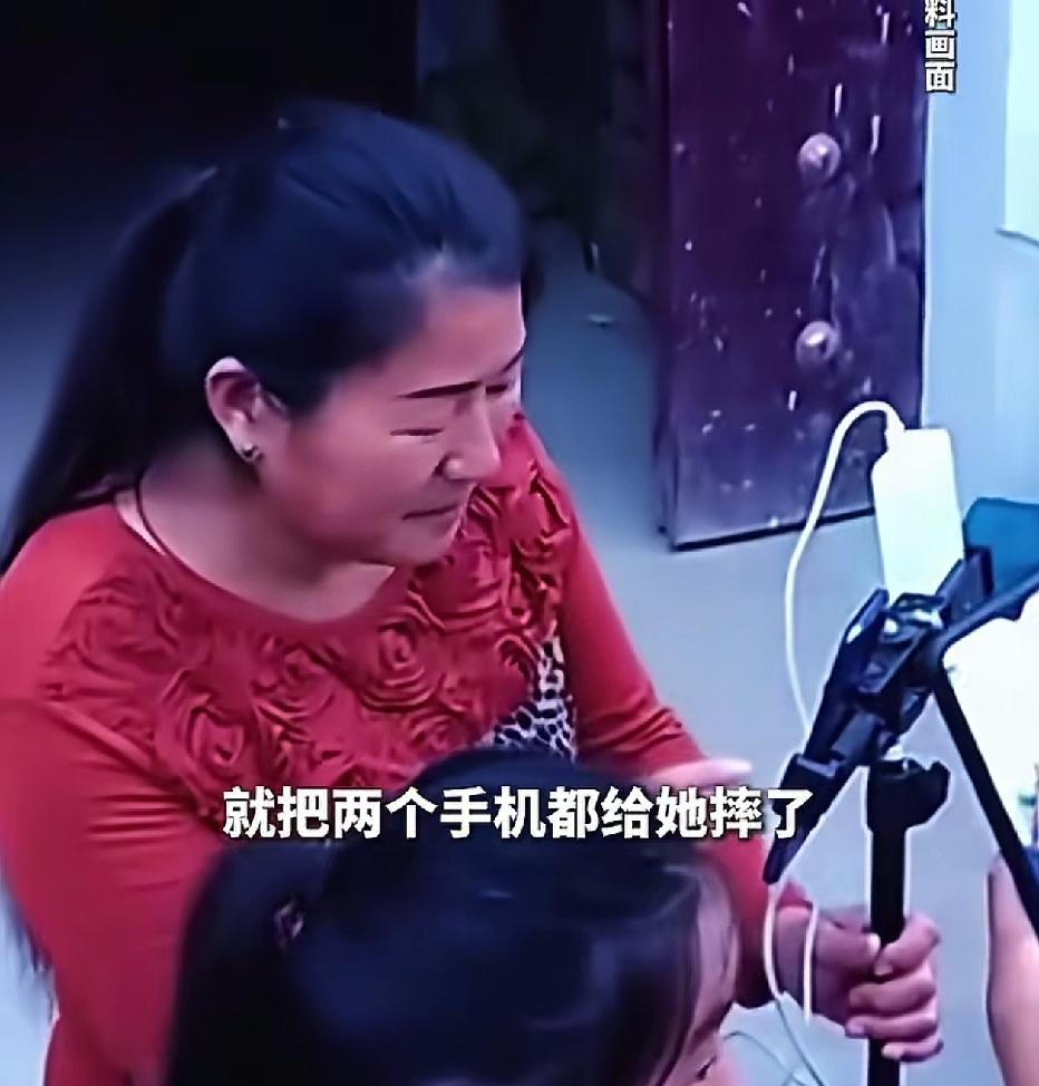 玉华坐那儿对着手机说谢谢，底下滚过去一串字，她一个字认不得。有人骂她，她当人家夸
