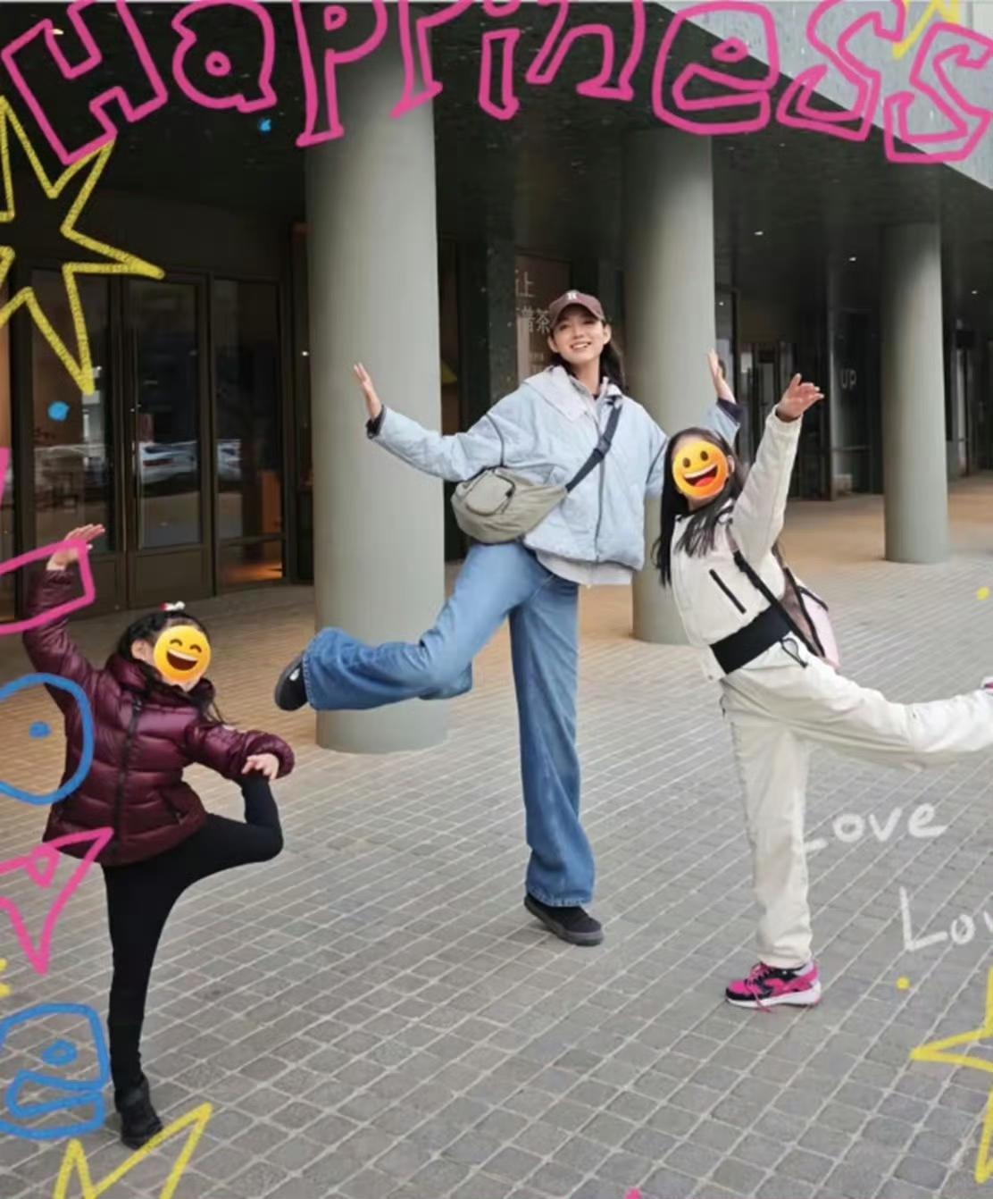 张梓琳在社交平台分享了小女儿的正面照，镜头中的妹妹眉眼精致，身材比例出众，气质十