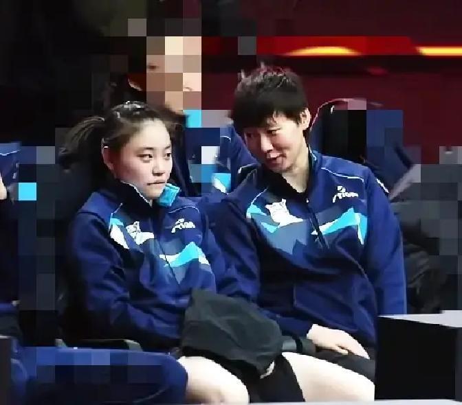 输球后，她一句话救回队友徐奕刚输完外战，蹲在场馆角落抹眼泪。王曼昱走过去，