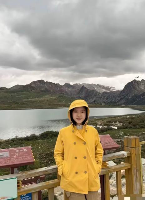 杨振宁先生的夫人翁帆近况曝光：闲暇出游、偏爱鲜亮穿搭，终于像个年轻人了！ 自