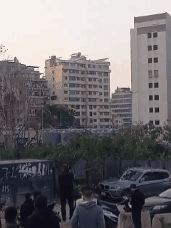 黎巴嫩群众在以色列预告的袭击时间前聚集观看真主党总部被炸2026年3月12日的