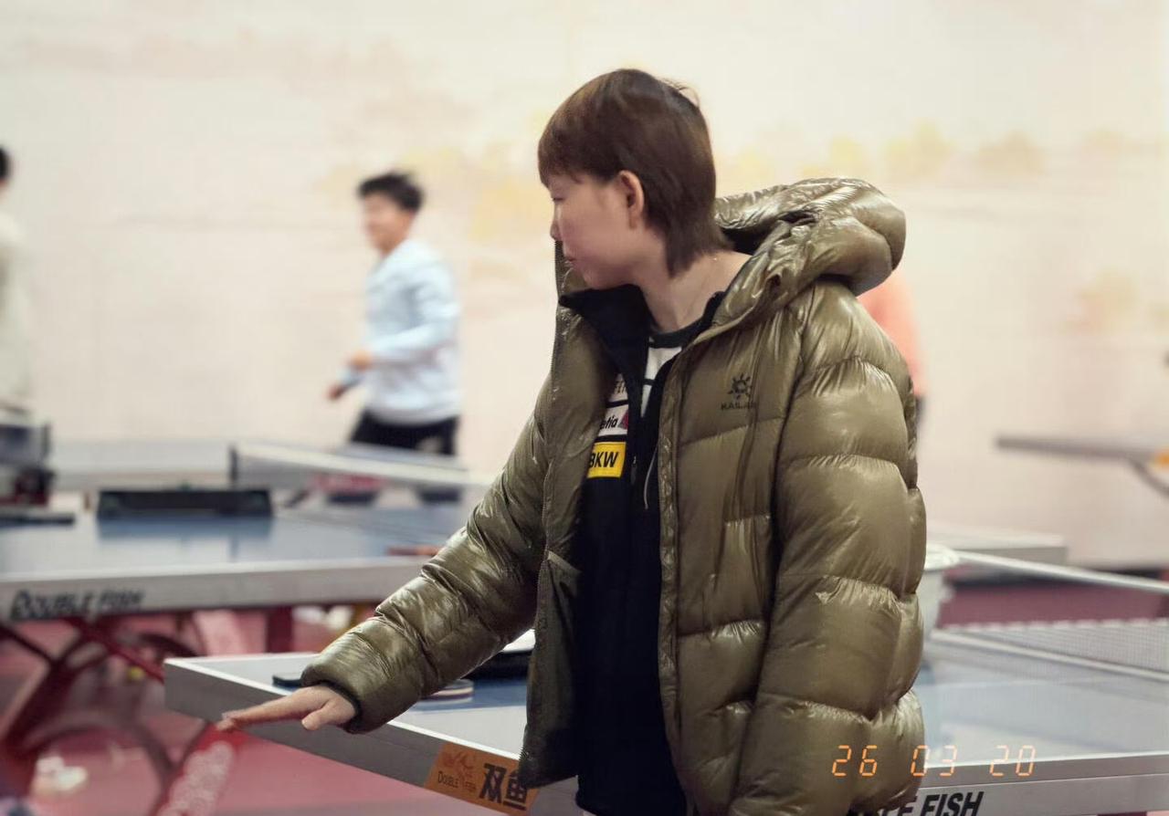 朱雨玲又去当老师去了[赞]，一边参赛一边当教授的朱雨玲就像照片中这样潇洒！昨