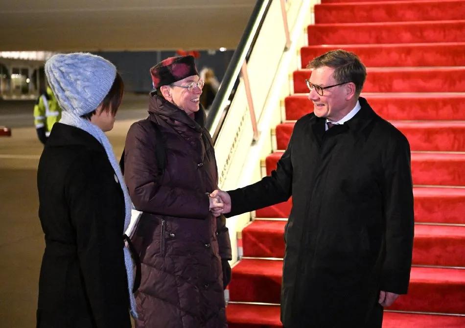 德国外长瓦德富尔总算来了，可机场冷冷清清的场面，跟马卡龙那阵仗比简直天差地别！前