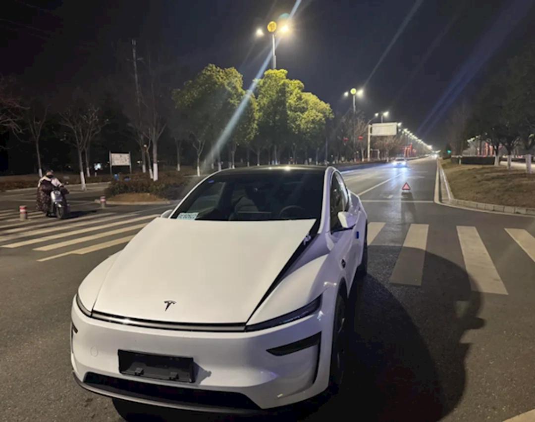 刚看到个新闻，真是哭笑不得。有个特斯拉ModelY车主，新车提回来才5个小
